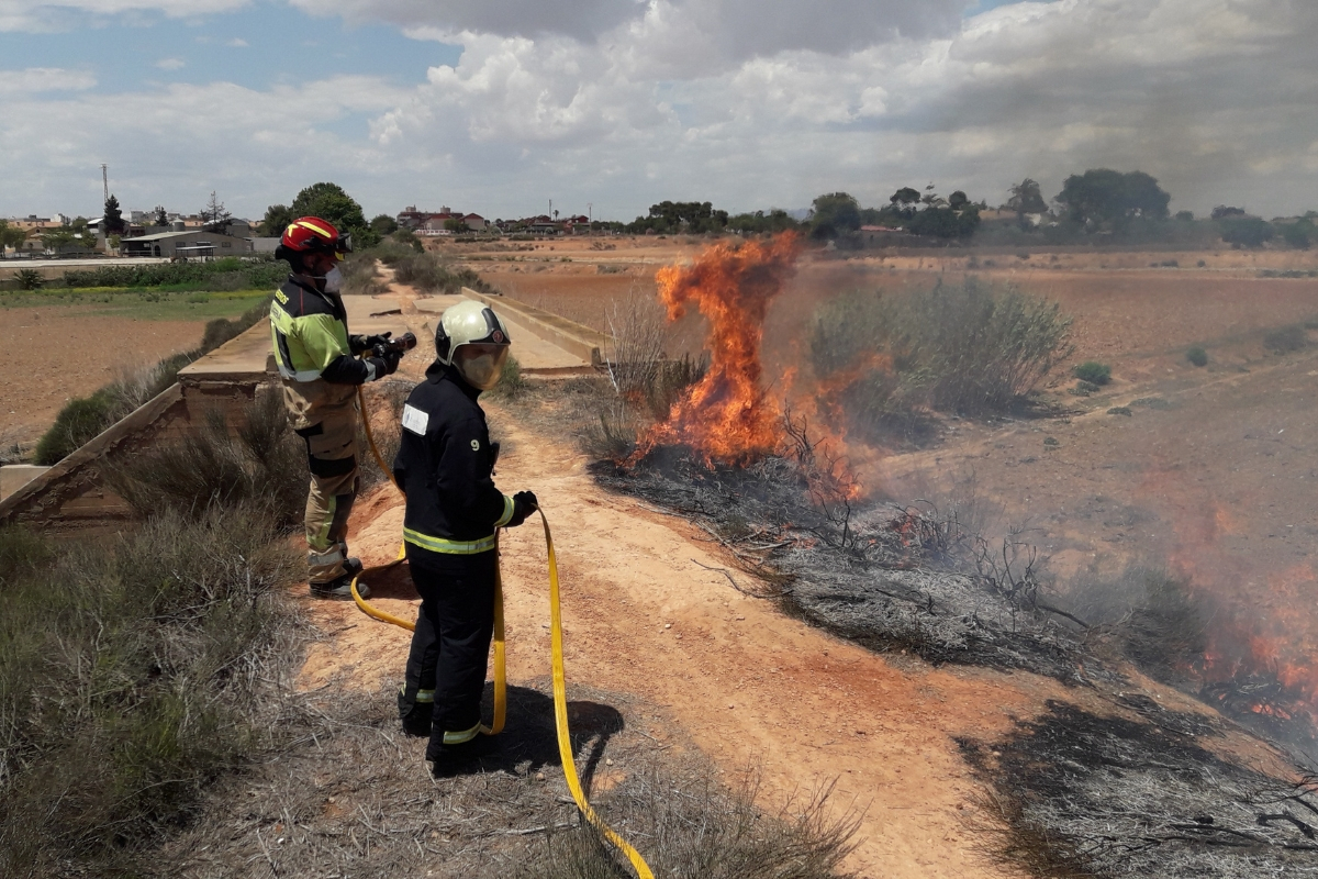 Bomberos de Cartagena sofocando un incendio de matorral