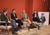 Noelia Arroyo y Arturo P�rez Reverte en la presentaci�n en Madrid del boceto del monumento a Alatriste que se erigir� en Cartagena