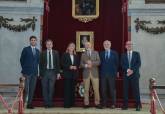 Noelia Arroyo y Arturo P�rez Reverte en la presentaci�n en Madrid del boceto del monumento a Alatriste que se erigir� en Cartagena