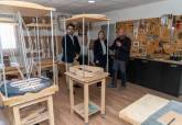 Visita de la alcaldesa al taller del luthier Luis Guerrero, en Los Beatos, que ha recibido el apoyo de la ADLE