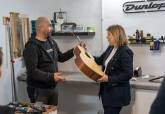 Visita de la alcaldesa al taller del luthier Luis Guerrero, en Los Beatos, que ha recibido el apoyo de la ADLE