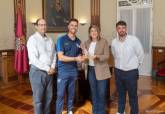 El pescador cartagenero Juan Carmona visita el Ayuntamiento